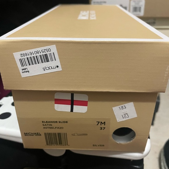 Excellent used condition. Barely worn Michael Kors Eleanor Slides Size 7 - Picture 1 of 4